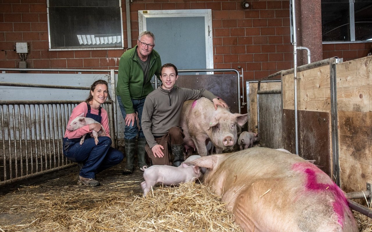 Antonia und Gabriel Ruckli führen den Schweinemastbetrieb mithilfe ihres Vaters Anton Ruckli.