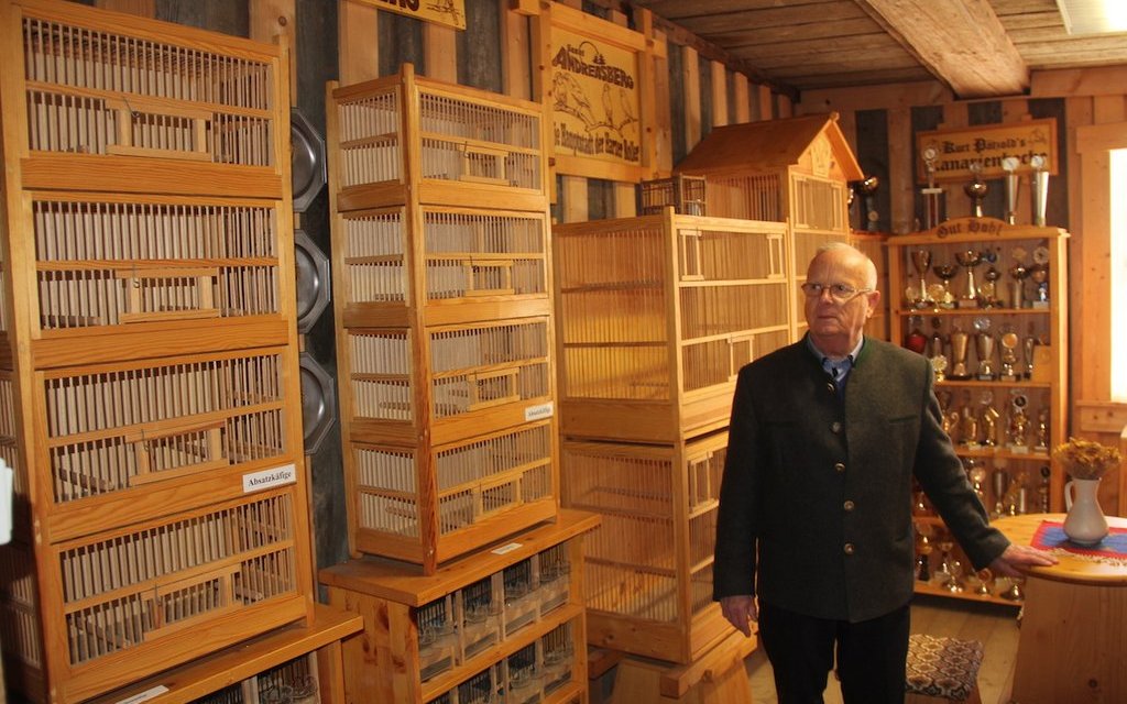 Jochen Klär hat das Harzer-Roller-Kanarien-Museum in Sankt Andreasberg aufgebaut. 