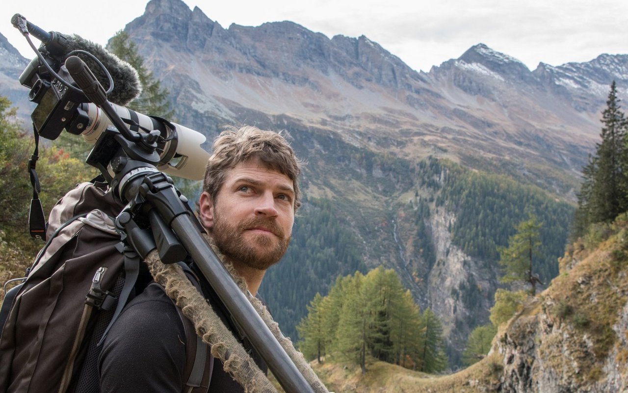 Jäger, Filmemacher und Forstingenieur Mario Theus im Val Calanca in Graubünden.