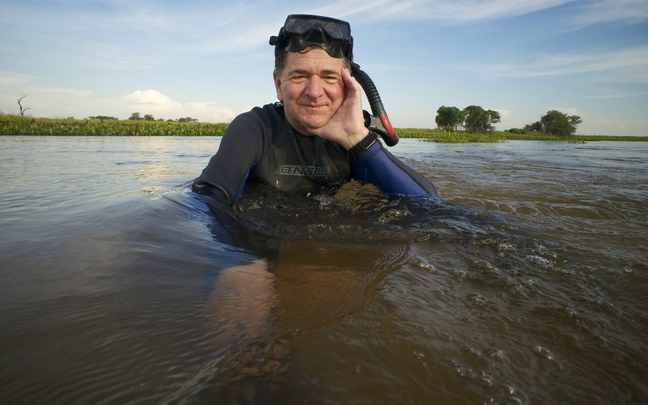 Der Süsswasserfotograf Michel Roggo in seinem Element.