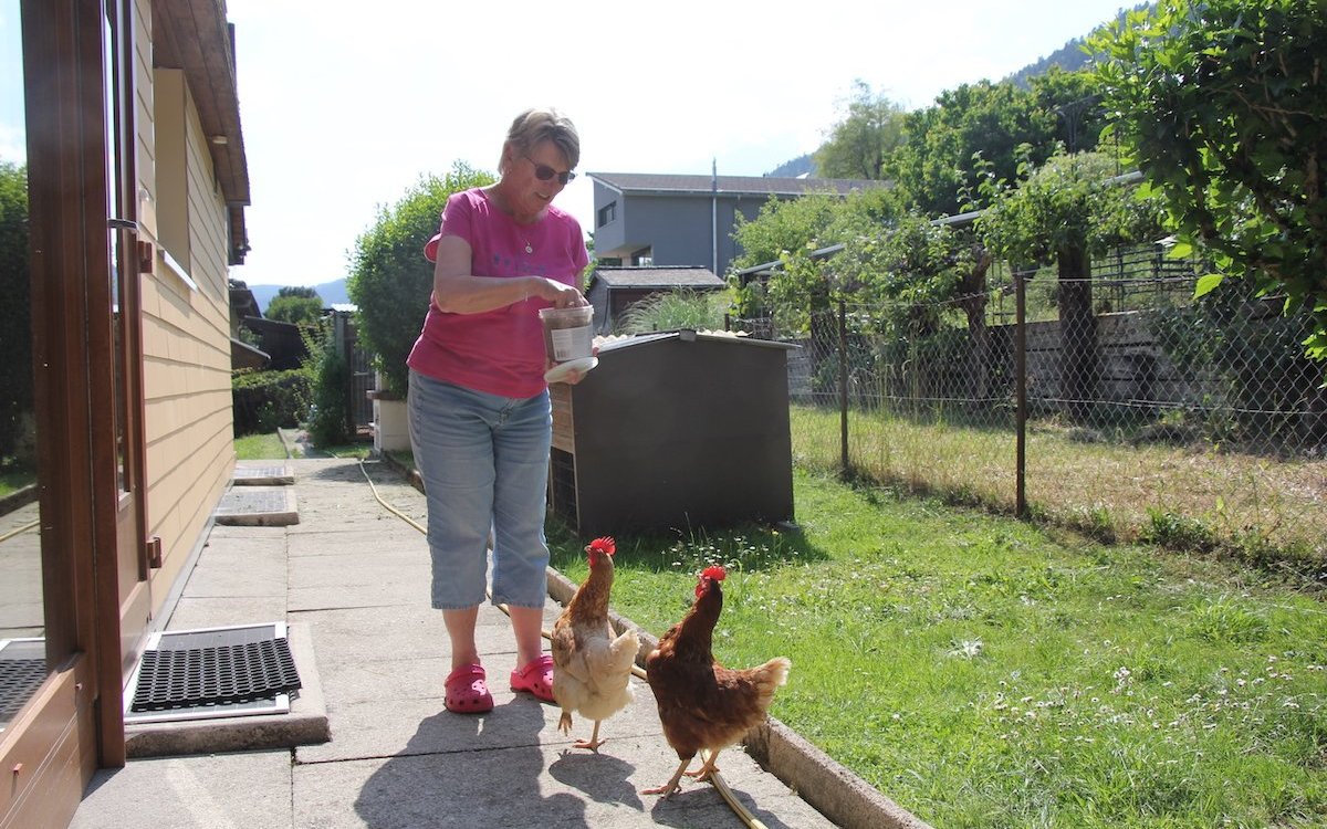 Liliane Bovet freut sich an ihren zutraulichen Hybridhühner. 