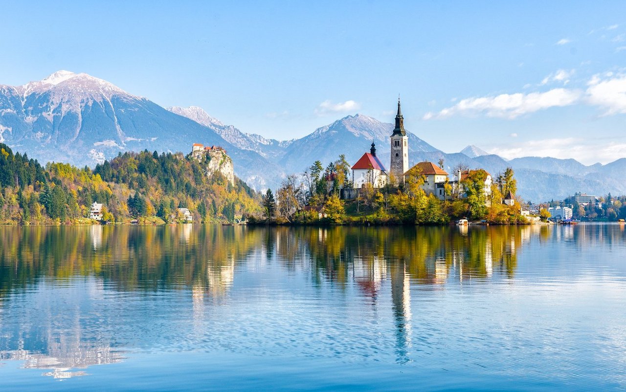 Slowenien wird wegen seiner idyllischen Seen und Berge oft auch als "die kleine Schweiz" bezeichnet. Das Land ist allerdings weniger dicht besiedelt. 