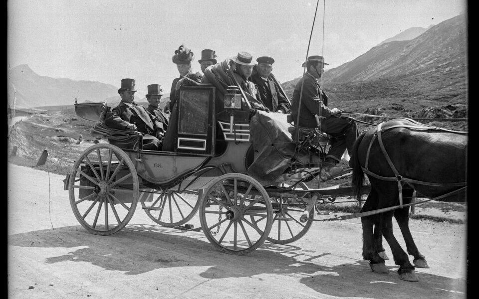 Pferdekutschen haben in der Schweiz Tradition. Hier die Julierpost-Kutsche mit Passagieren bei St. Moritz, ca. 1890.