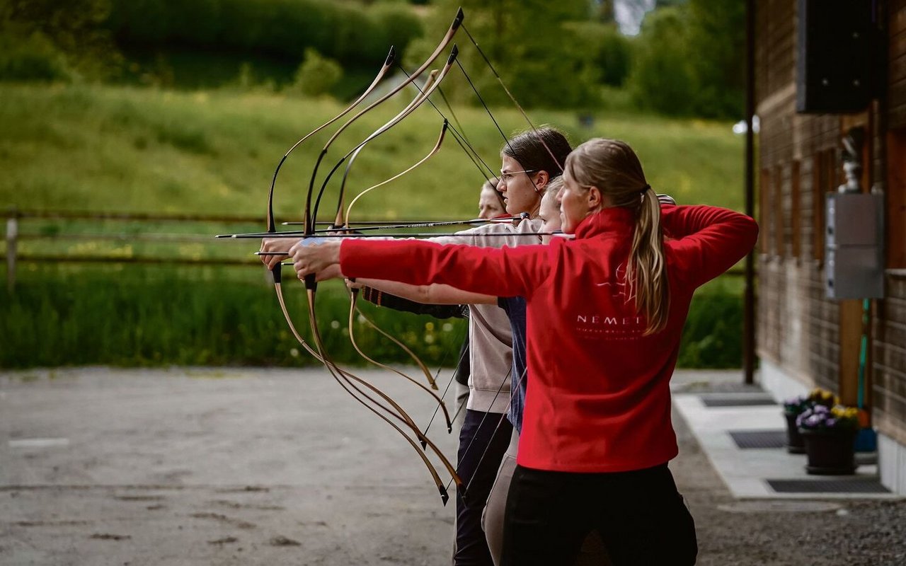 Sport fördern: Ein kleiner Kreis ist im berittenen Bogenschiessen aktiv.