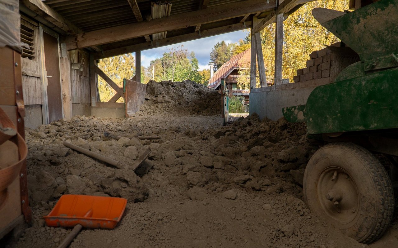 Der nasse Lehm wird getrocknet, zerkleinert und anschliessend zusammen mit dem Kork wieder mit Wasser angemischt.