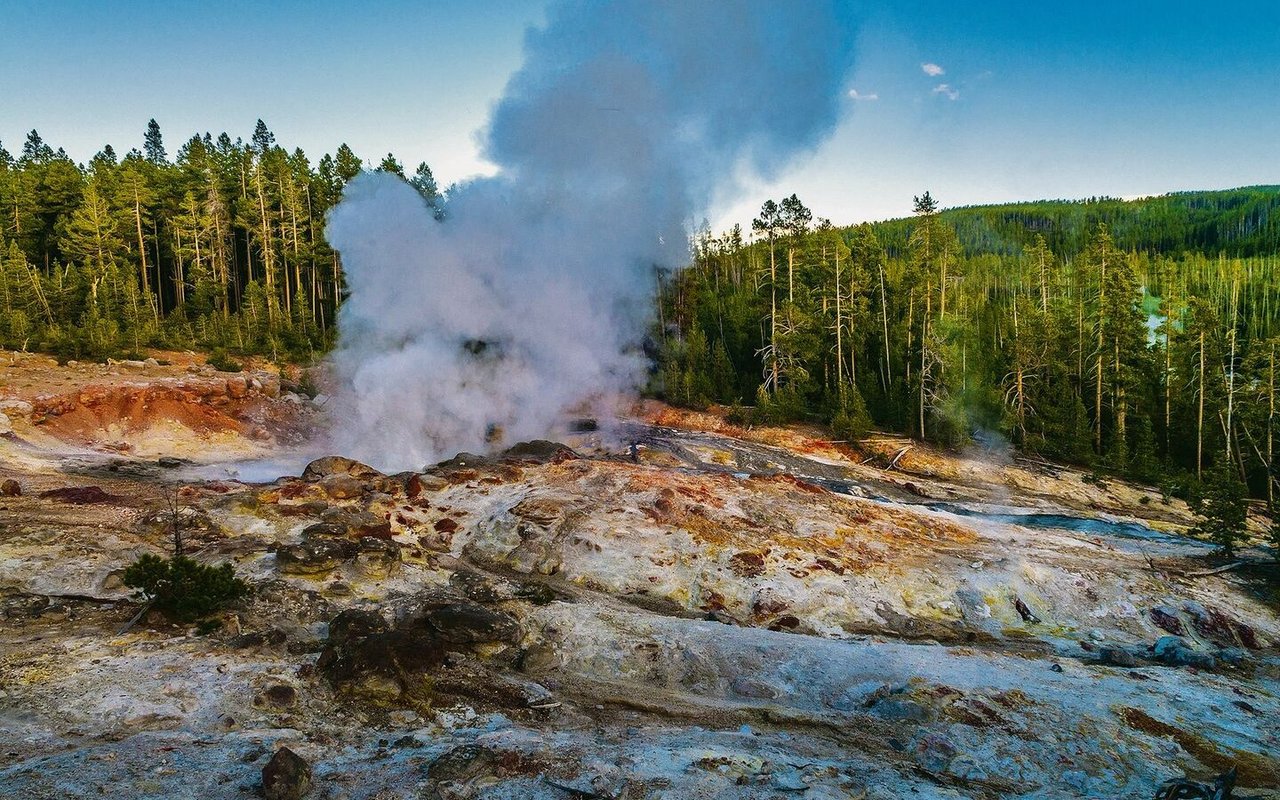 Der grösste Geysir der Welt, der Steamboat-Geysir im Yellowstone-Nationalpark, ist nach mehrjähriger Pause wieder aktiv.