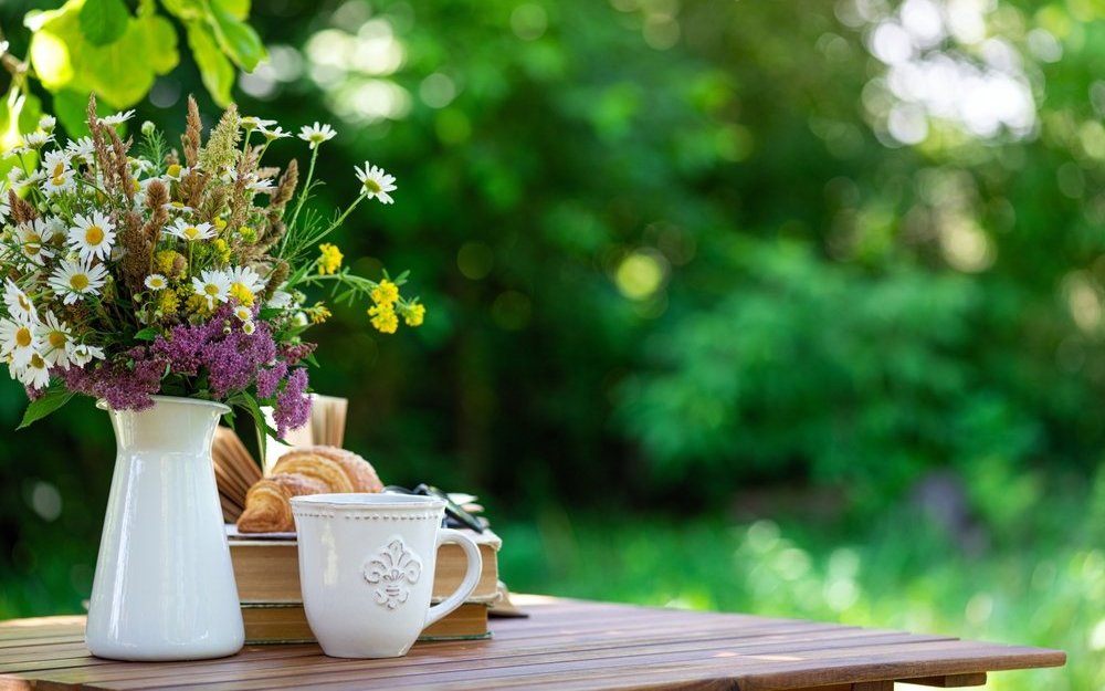 Im Frühling schmeckt der Kaffee draussen gleich doppelt so gut.