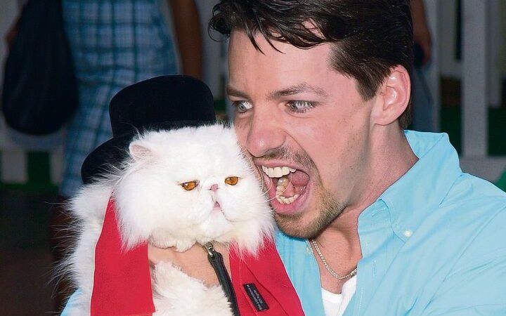 Der Schauspieler Sean Hayes posiert mit dem Filmbösewicht Mr. Tinkles aus «Cats &Dogs».