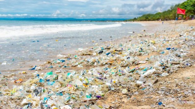 Kuta Beach in Bali mit Plastikmüll übersät