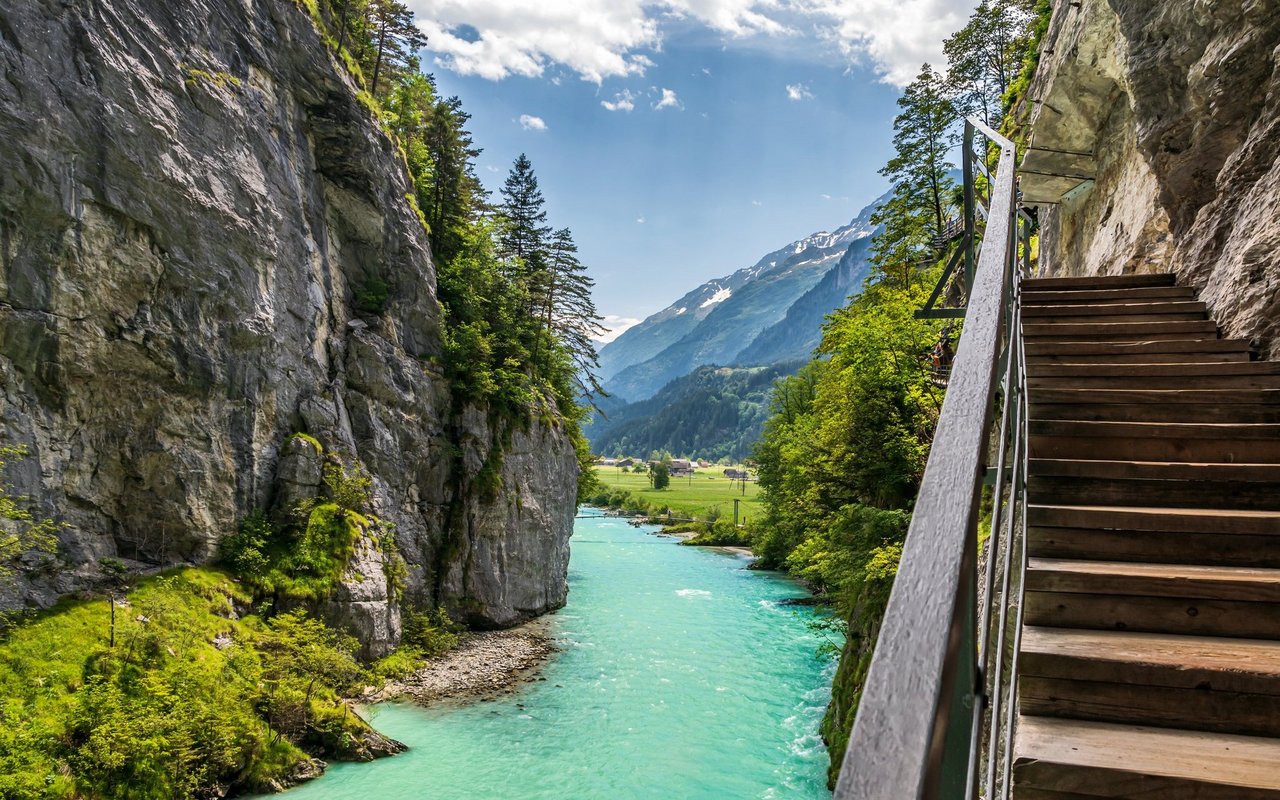 Die Aareschlucht im Kanton Bern hat ausgebaute Stege und Tunnel, so kann man dem Naturphänomen ganz nah sein.