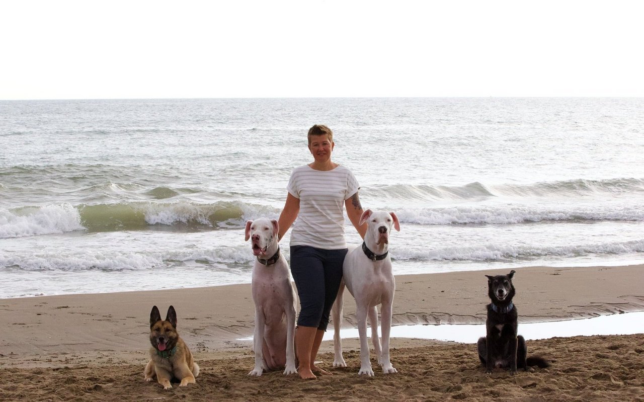 Monika Calmes mit ihren beiden tauben Doggen Juno und Artus, die vor Kurzem verstorben sind.