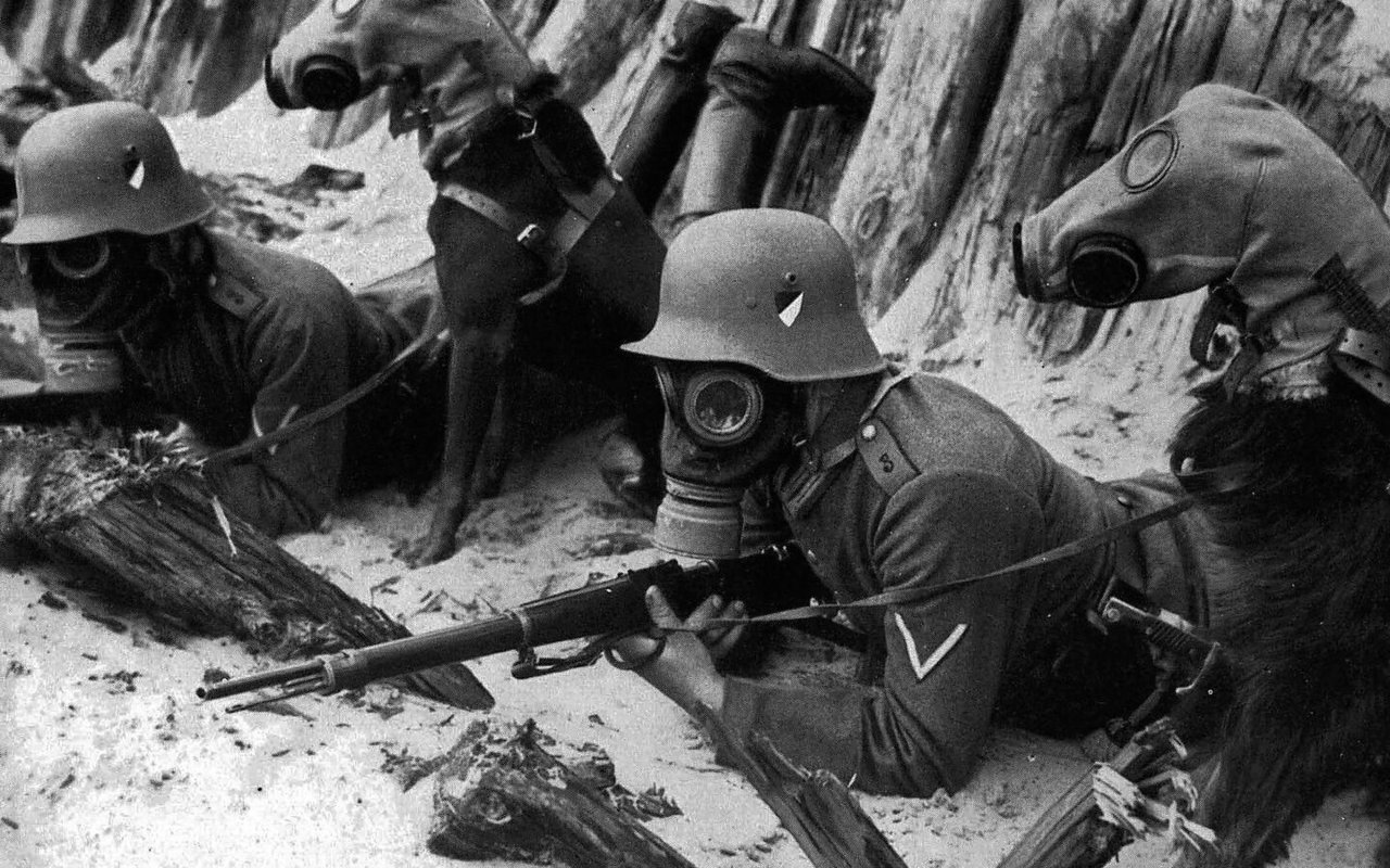 Eigens angefertigte Gasmasken schützten die Hunde im Ersten Weltkrieg vor Gasangriffen.