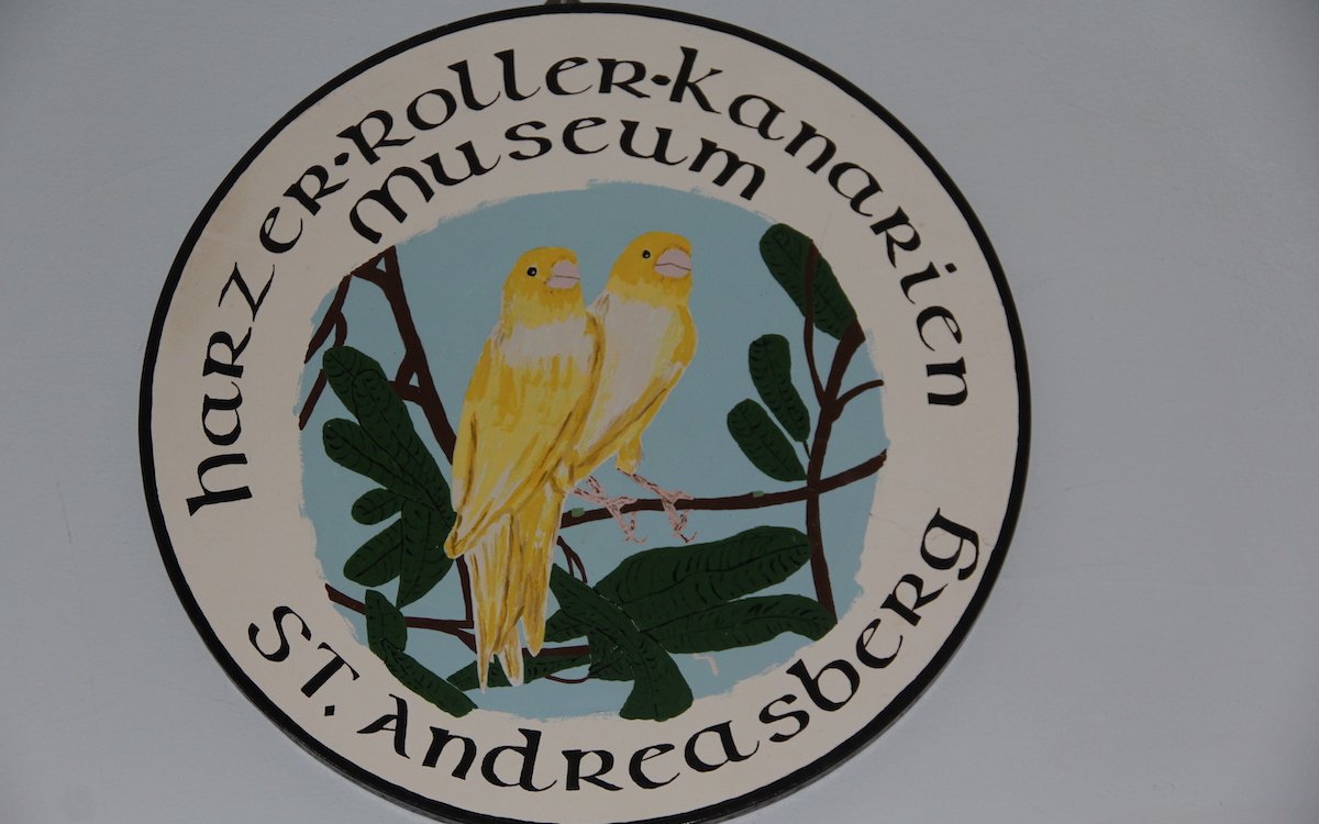 Das Signet des besonderen Harzer-Roller-Kanarien-Museums im deutschen Sankt Andreasberg. 