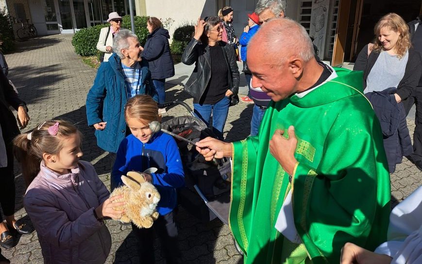 Viele Kinder brachten ihre Plüschtiere mit zur Segnung. 
