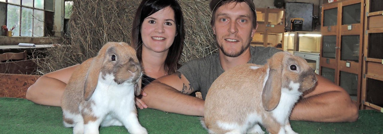 Vanessa Juon und Dario Marty üben mit viel Freude die Kaninchenzucht aus.