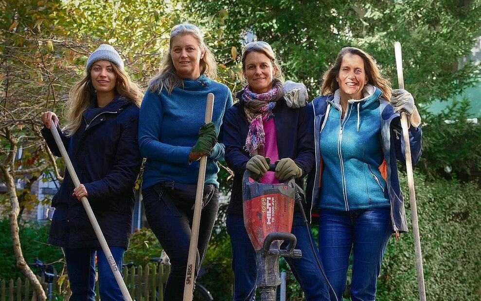 Die Asphaltknackerinnen von Plan Biodivers: Sabrina Stettler, Barbara Gollwitzer, Isabella Sedivy, Bettina Walch (von links nach rechts).