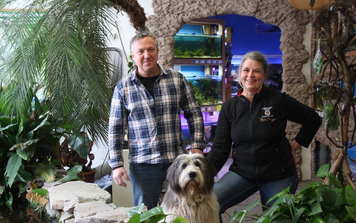 Roberto Topatigh und Nicole von Däniken mit ihrem Polnischen Hirtenhund Gigi inmitten ihres Zoofachgeschäfts. 