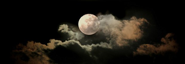 Vollmond hinter Wolken