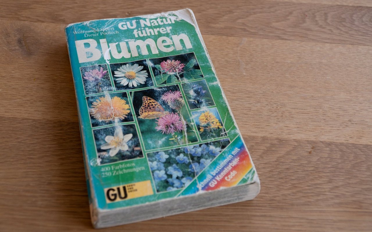 Das erste Botanikbuch von Benjamas Ramsauer.