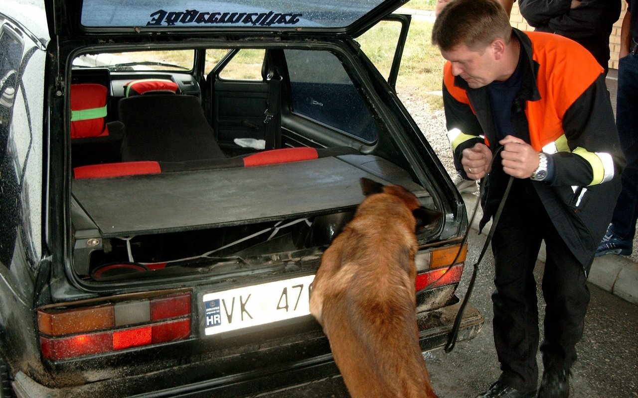 Martin Weitkamp im Einsatz mit seinem Hund an der Grenze zwischen Kroatien und Bosnien. 