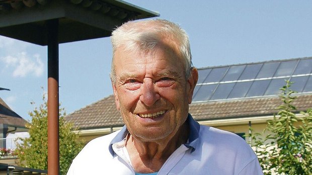 Paul Leupp setzt sich für Brutmöglichkeiten von Mehlschwalben im Seeland ein. 