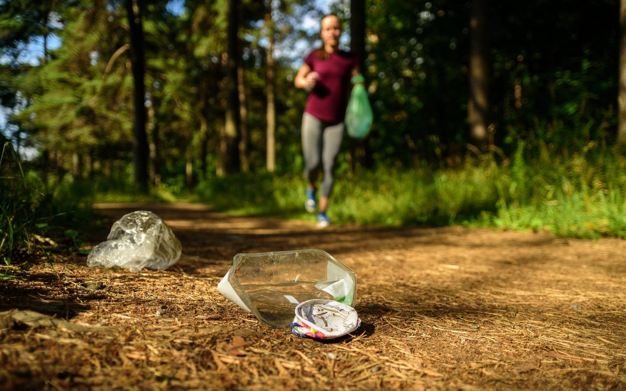 «Plogging» ist ein Trend, bei welchem man beim Joggen oder auch beim Wandern Abfall einsammelt.