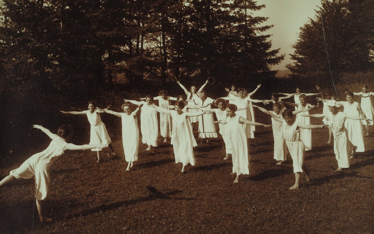 Gymnastik im Damenluftbad, Kurhaus Sennrüti Degersheim, um 1920.