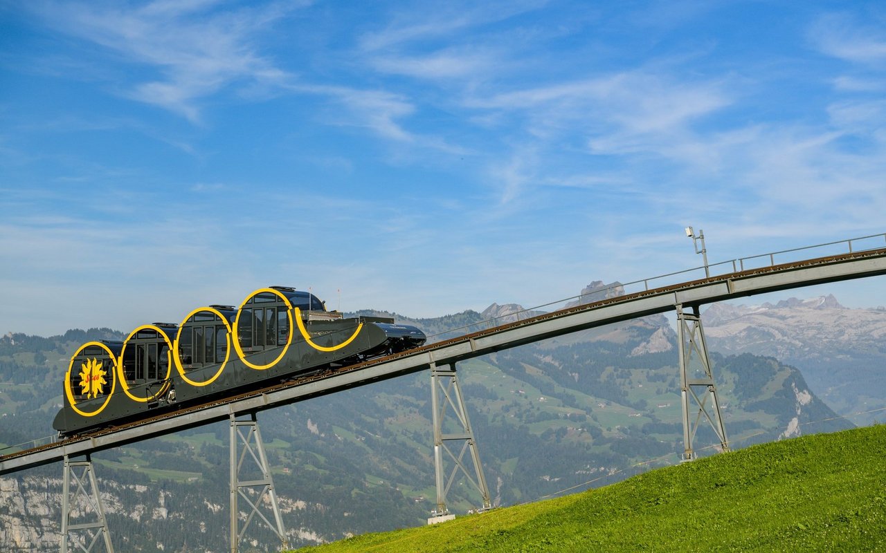 Den Titel der steilsten Standseilbahn der Welt holt sich die Standseilbahn Stoos.