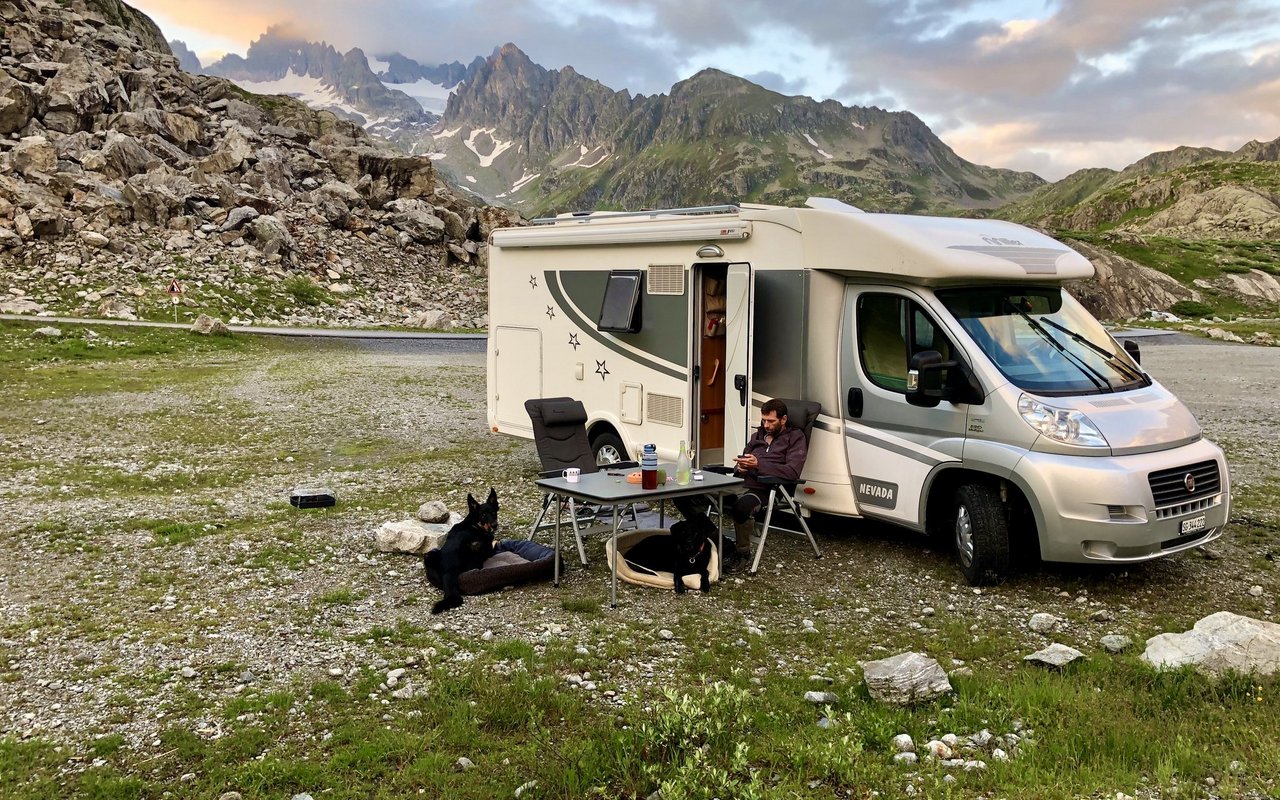 Thomas geniesst die Ruhe vor dem Camper, damals noch mit zwei Hunden.