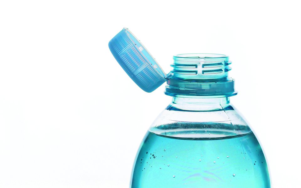 Seit dem 3. Juli 2024 müssen Plastikflaschen in der EU mit fest an der Flasche befestigten Deckeln, sogenannten Tethered Caps, ausgestattet sein. 