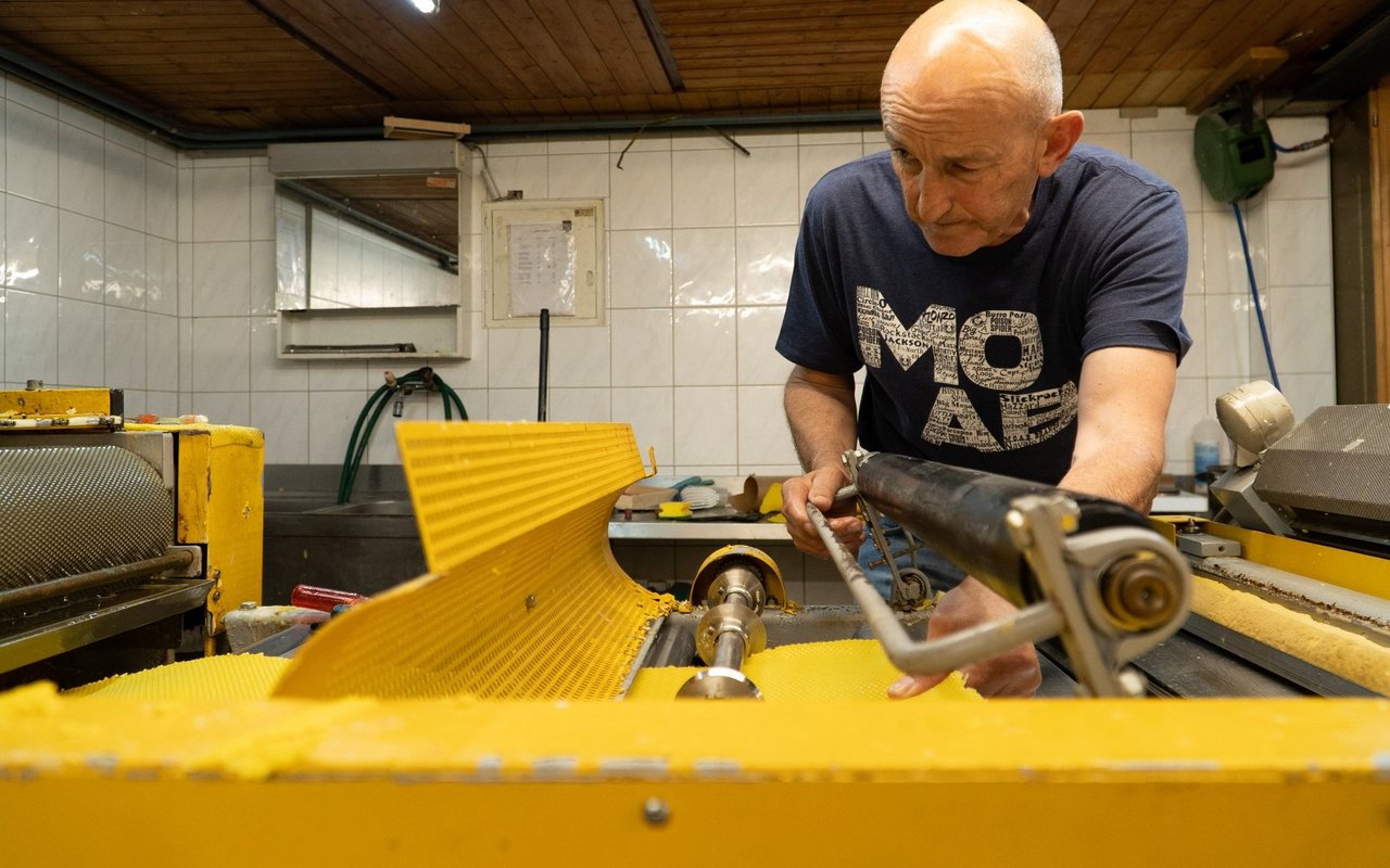 Bernhard Kohli bei der Arbeit: Er schaut, dass die Wachsplatten richtig gegossen werden.