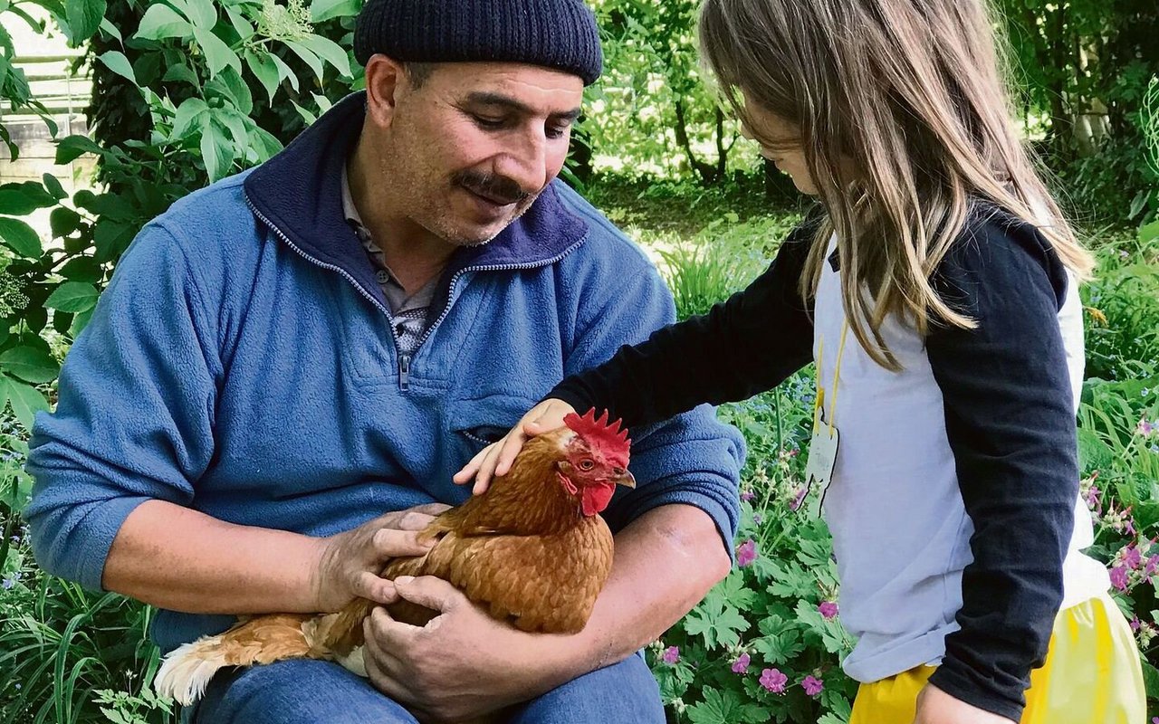 Der langjährige Mitarbeiter Hasan Pak hat ein Händchen für Tiere und Kinder.