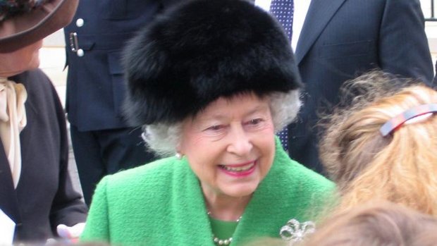 queen-elizabeth-kein-pelz-mehr-armee-schon.jpg