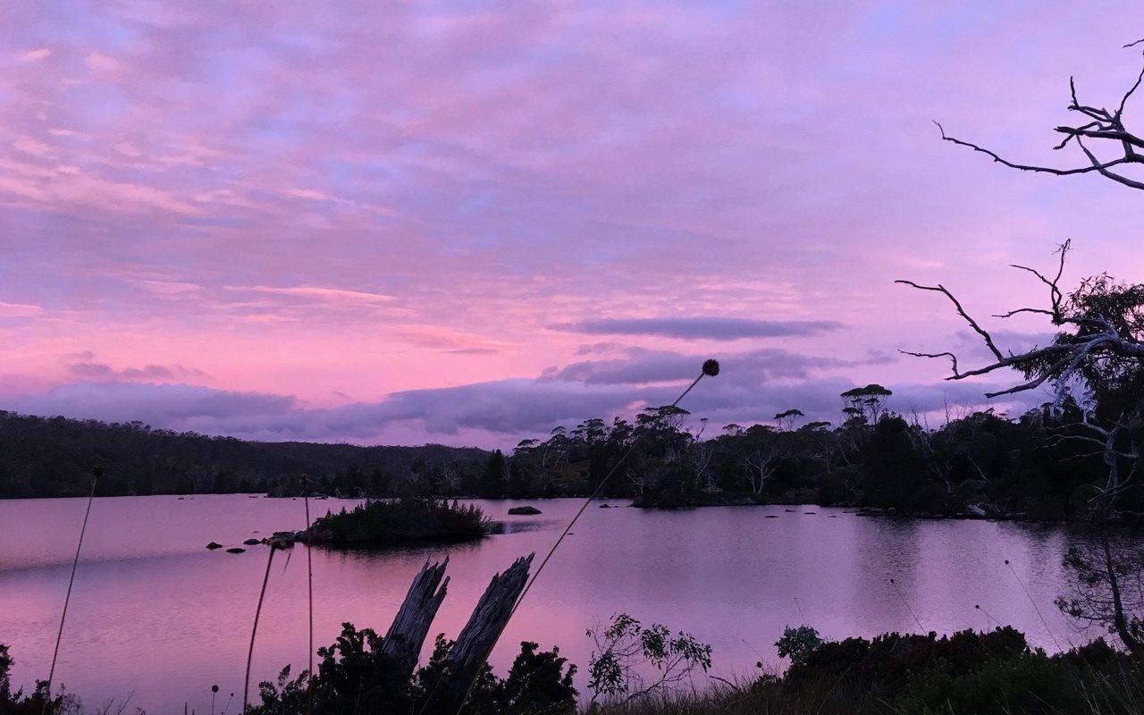 Dramatische Sonnenuntergänge sind Teil des Wandererlebnisses auf Tasmanien. 