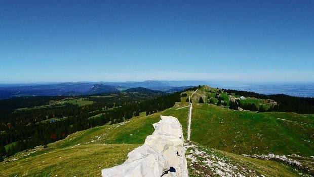 Glitzernde Seen, Weiten und dunkle Wälder vor der Haustüre: Auf einer Wanderung im Waadtländer Jura ergeben sich fesselnde Ausblicke; faszinierende Tiere und spannende Pflanzen säumen den Weg.