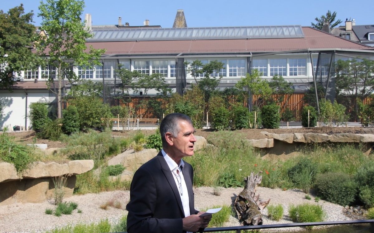 Der Zoodirektor Dr. Olivier Pagan eröffnet das total sanierte Vogelhaus des Basler Zoos. 
