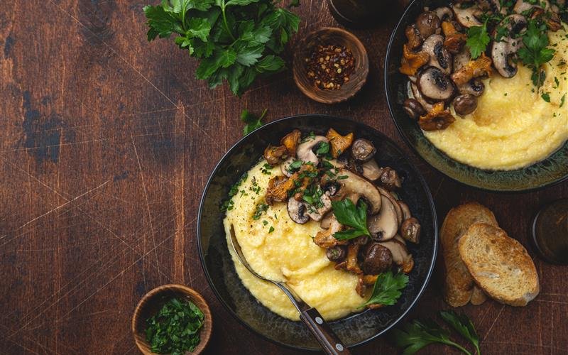 Polenta kann auf die unterschiedlichsten Arten zubereitet werden, ob als Schnitte, gebacken oder als Brei mit unterschiedlichen Saucen.