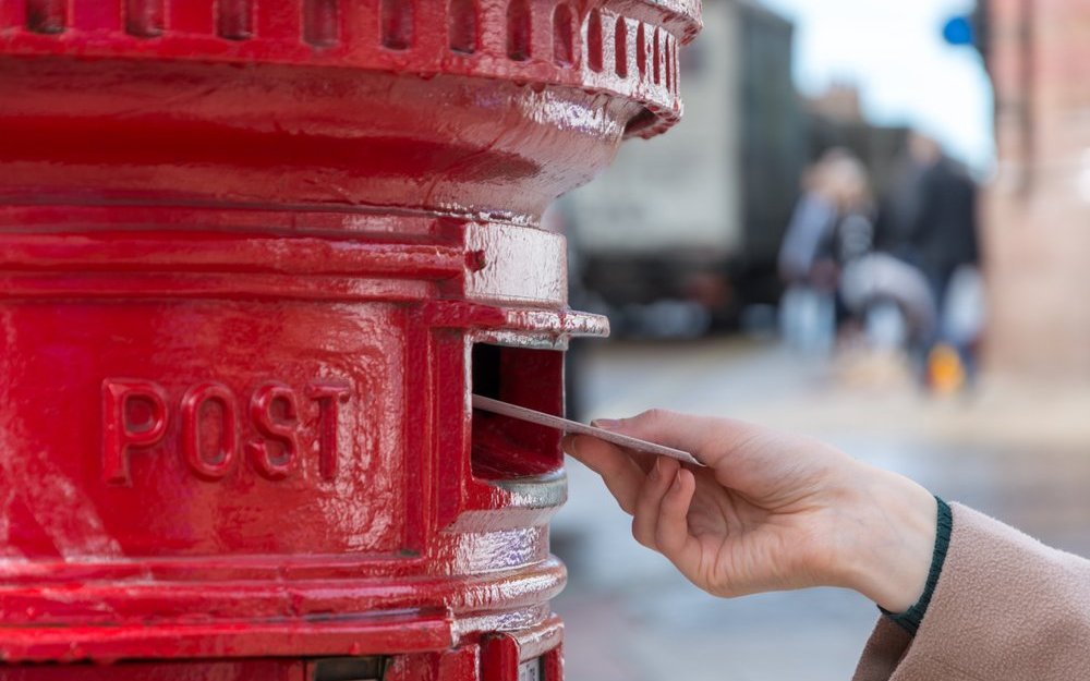 In der Adventszeit werden besonders viele Briefe verschickt, so auch in England, wo meist Rotkehlchen Weihnachtskarten zieren und die Briefkästen leuchtend rot sind. 