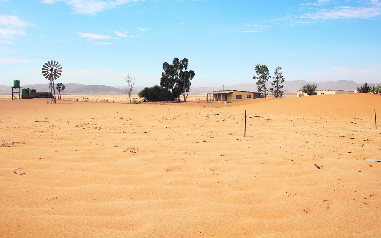 Hier weideten einst Schafe, Ziegen und Rinder. Mittlerweile hat sich die Wüste bis über dieses verlassene Farmhaus hinweg ausgedehnt. 