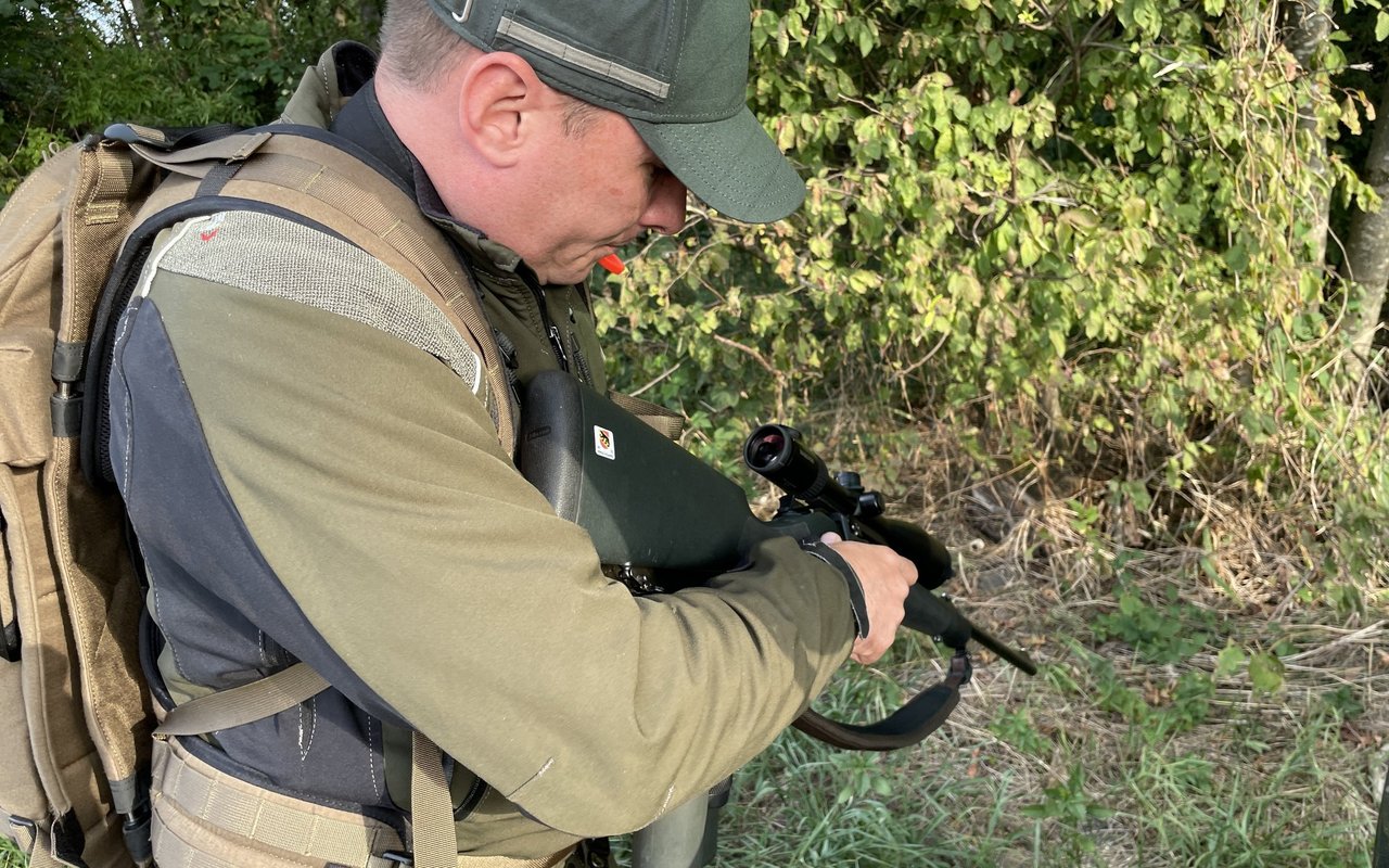 Sicherheit ist auf der Jagd sehr wichtig. Christoph Ryter überzeugt sich davon, dass seine Büchse entladen und gesichert ist. 