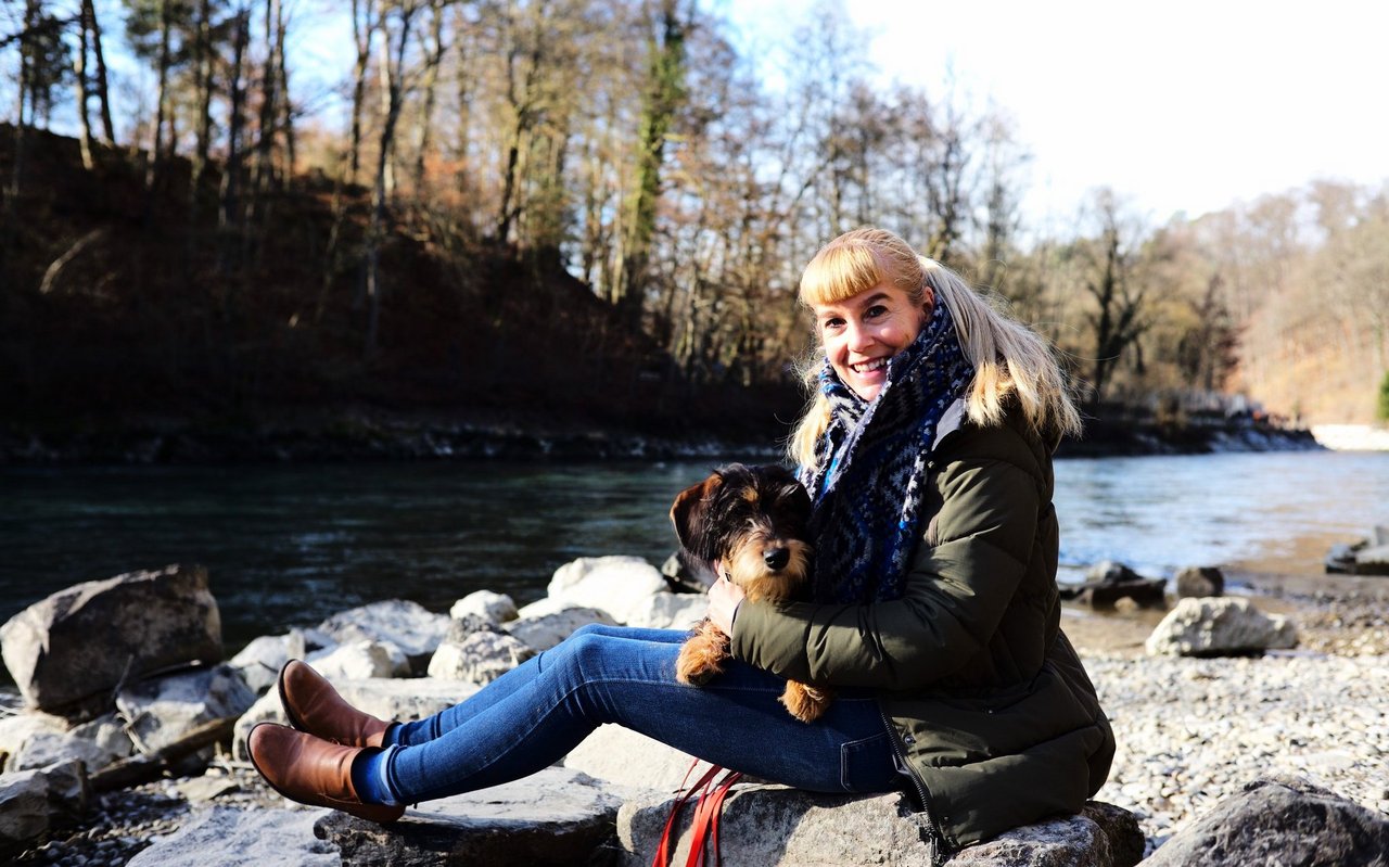 Die frühlingshaften Temperaturen laden zum Verweilen an der Aare ein. Für ein Bad im Fluss ist es Frieda aber definitiv noch zu kalt.