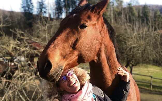 Nathalie Friberg, Präsidentin des Vereins Zweites Leben für Sportpferde, schenkt ihren Schützlingen bis zuletzt viel Aufmerksamkeit