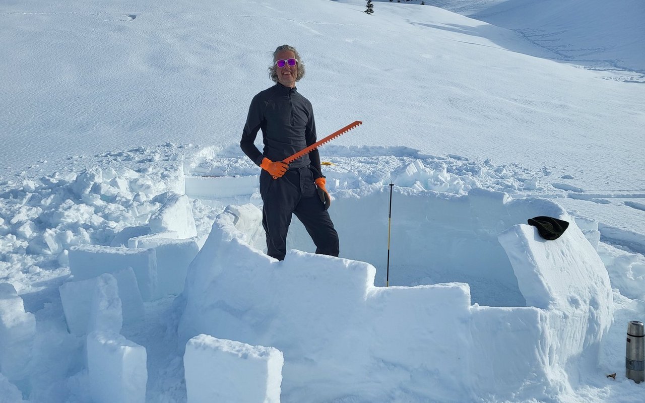 Gerrys Job war es, unsere Blöcke passend zu machen und in die Wand zu kleben.