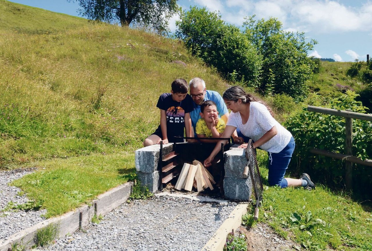 Ganze fünf Bratwürste vergibt die Familie Zahno für die Brätli-stelle auf der Marbachegg.