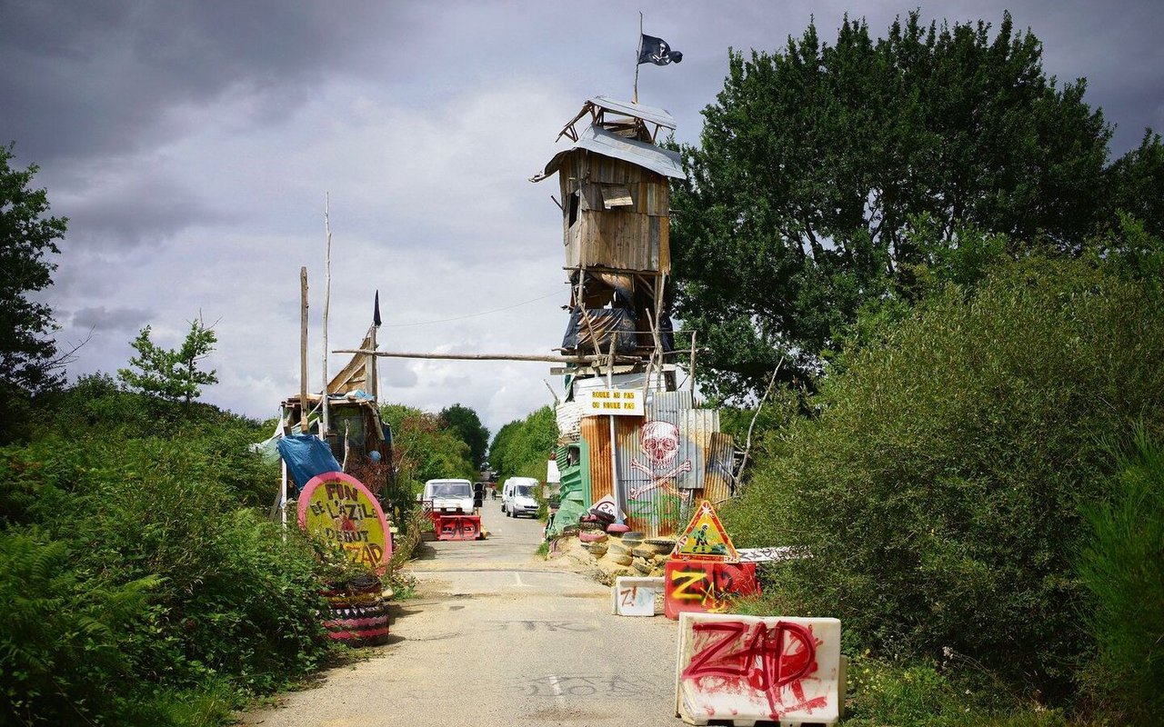 Am Anfang der Reise besuchten die Schwestern die ZAD, besetzte Gebiete in Frankreich, und lernten die Menschen dahinter kennen.