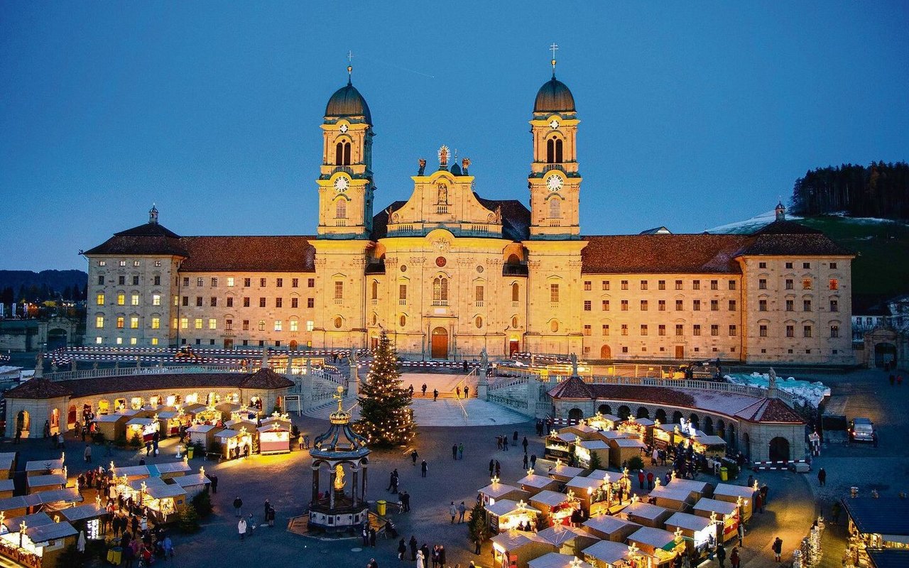 Auf den 4. Platz schafft es der Einsideler Weihnachtsmarkt vor dem imposanten Kloster Einsiedeln.