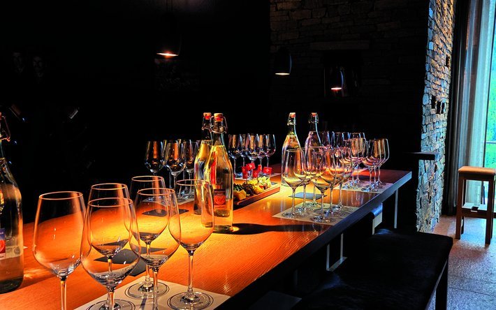 Bei einer Degustation lässt sich die Vielfalt des lokalen Mineralwassers entdecken.