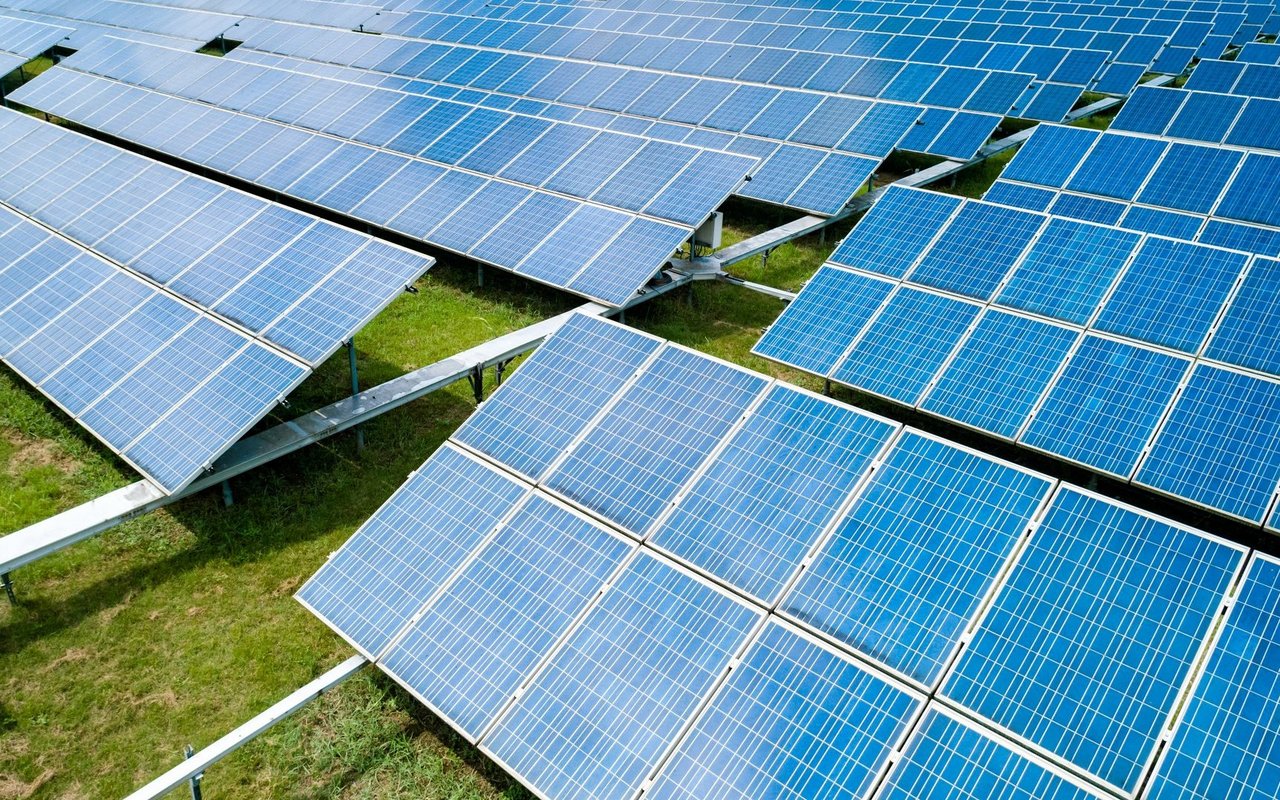 Solarstrom in der Schweiz boomt: 2024 wurden 8'200 GWh produziert. Der Weg zur nachhaltigen Energieversorgung bleibt jedoch herausfordernd.