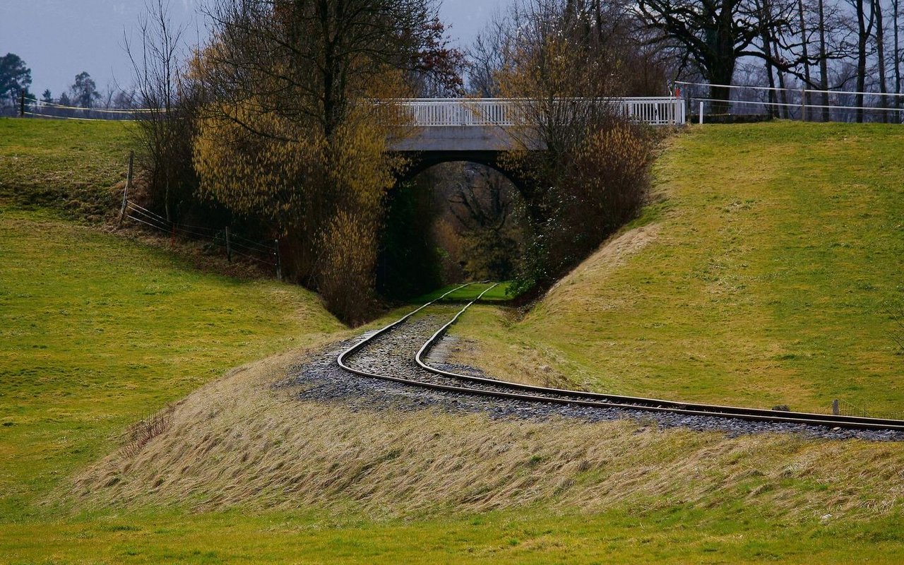 Hinter dieser Kurve würden die Gleise in den Bubiker Bahnhof führen, stünde da nicht ein Prellbock. 