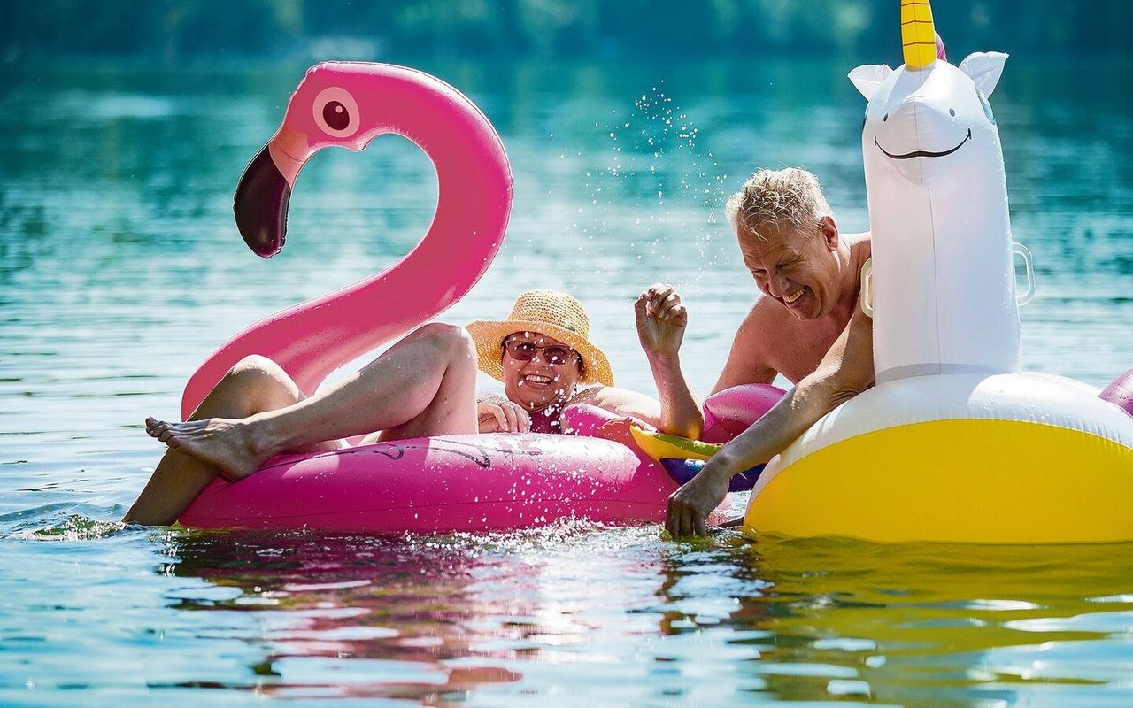 Aufblasbare Badetiere sind besonders im Sommer ein Verkaufsschlager.